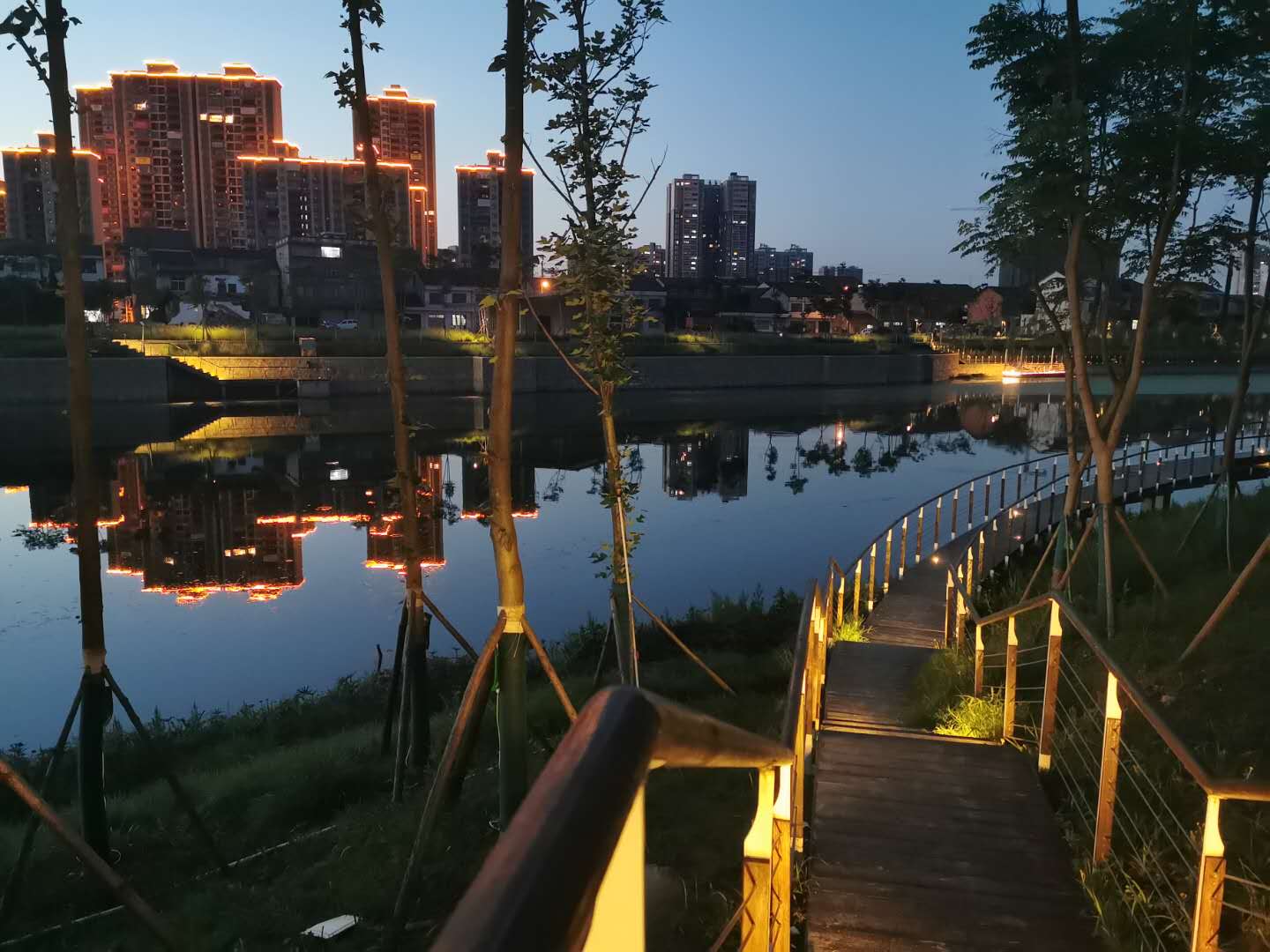 栗河夜景